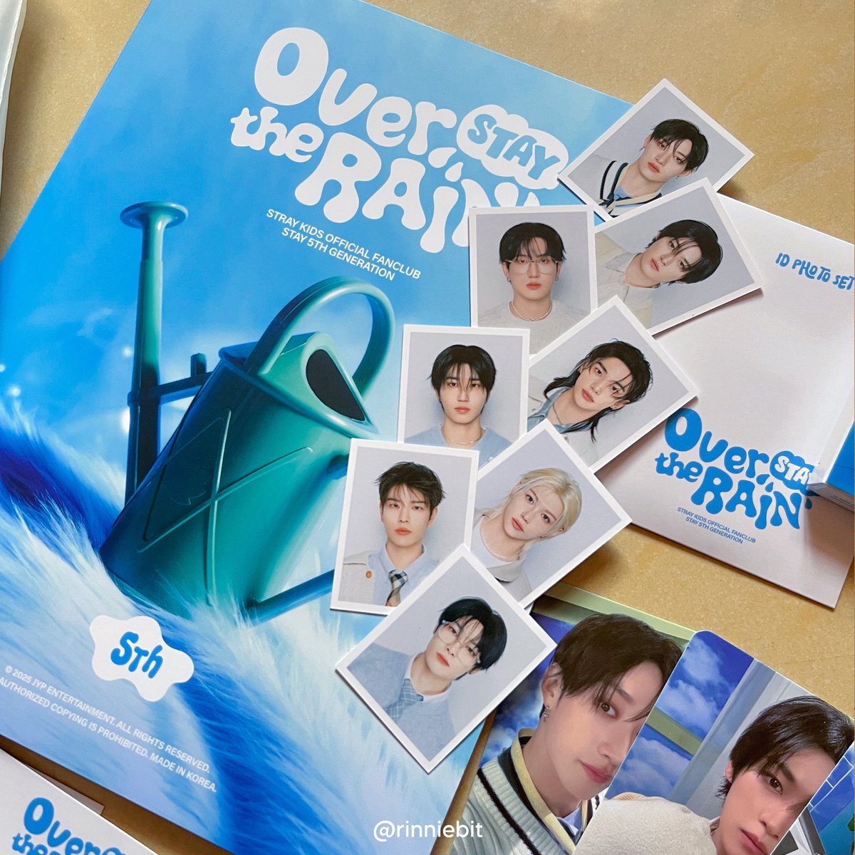 rinniebit's tweet image. finally, got my stray kids fankit! so so in love with them ❤️ #straykids #overtherain #stay #fankit #kpop