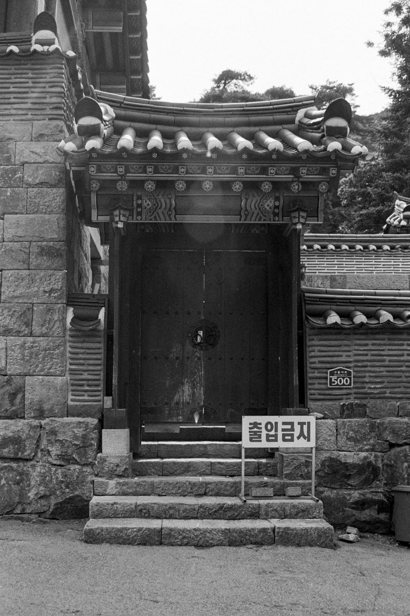 kbocollections's tweet image. Went out to a temple for a bit this weekend. Here&apos;s a bit of the roll I shot out there.