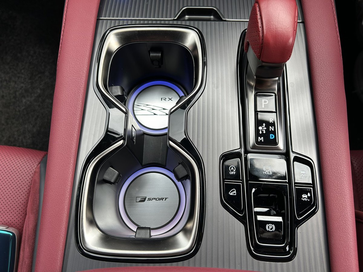 fuku_fuku914's tweet photo. 今日はRayaceさんで『カップフォルダーイルミ』を取付してもらいました!代車はなんと改良モデルのRX350F SPORTエアロパッケージでした😁しかもレア仕様の白白センターコンソール、LCシフトノブ、ハンドルイルミが付いていました🥹貴重な車が見れてテンション上がりました👍
#Rayace #レクサスRX https://t.co/Aou9q9OybM