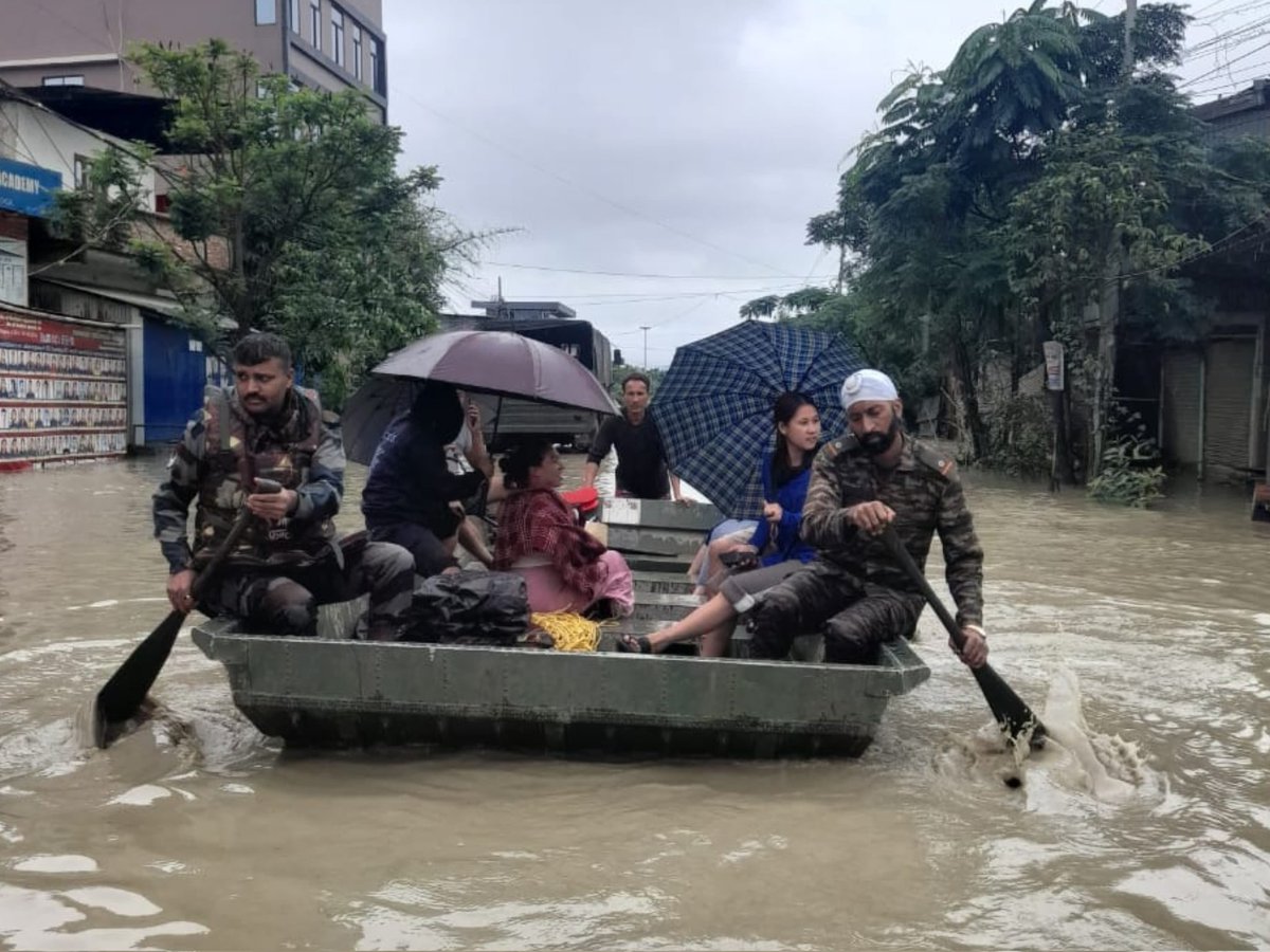 #OpJalRahat2 | #ManipurFlood

On Day-2 of Operation JalRahat-2, the #IndianArmy and Assam Rifles continued extensive rescue efforts across #Imphal East and West, evacuating over 500 civilians, from severely waterlogged areas of Wangkhei, Heingang, Lamlong, Khurai, JNIMS, and
