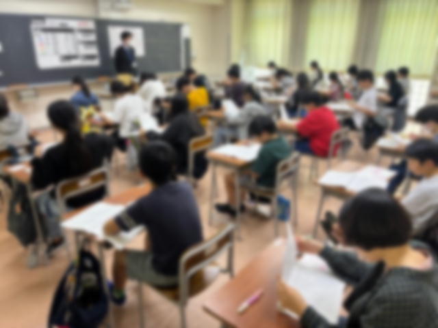 yotsuya_otsuka's tweet photo. 📘昨日6/1(日)は「全国統一小学生テスト」📘
年長〜小6の子どもたち10万人以上が全国で挑戦！
ただいま採点中です🖊
ご父母も説明会の話しに真剣に耳を傾けていました。
6/22(日)は各学年の上位50名が集う決勝大会🔥
みんな、ガンバレ💪✨
#全国統一小学生テスト #小学生 #中学受験 #決勝大会 https://t.co/Zhgyx1Zq6y