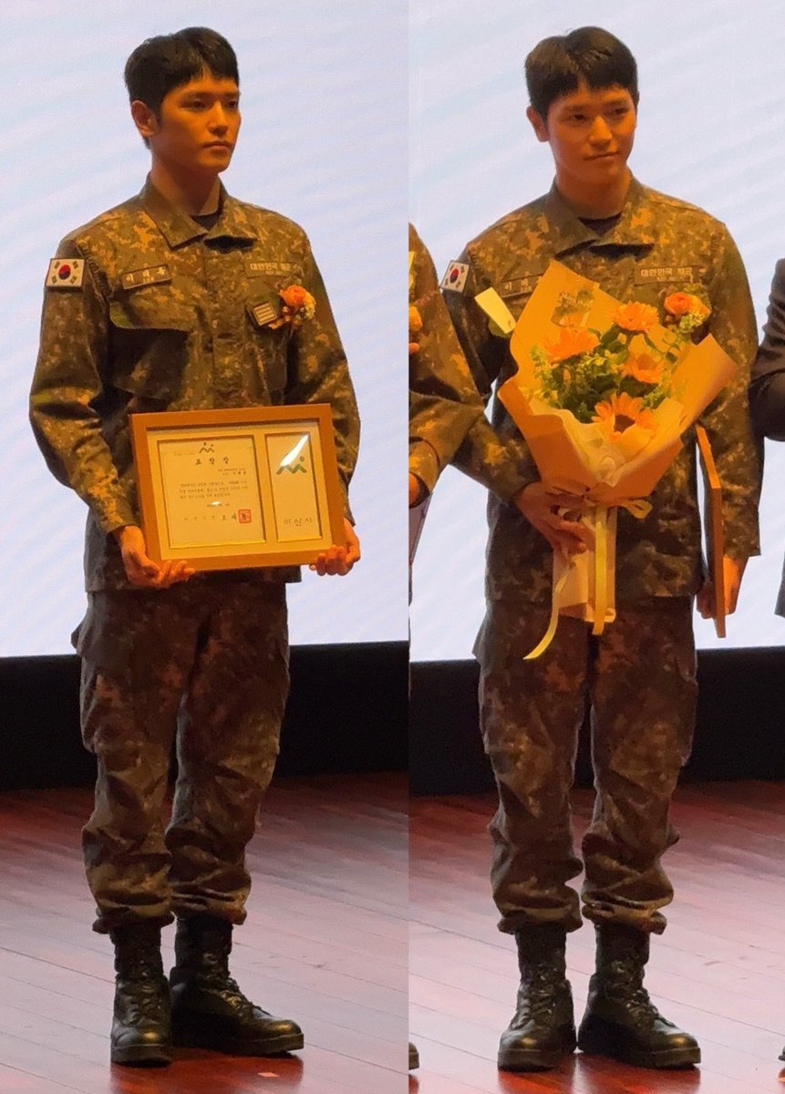 taeyong received the "64th admiral yi sun shin festival meritorious citizens and organizations" award from the mayor of asan today