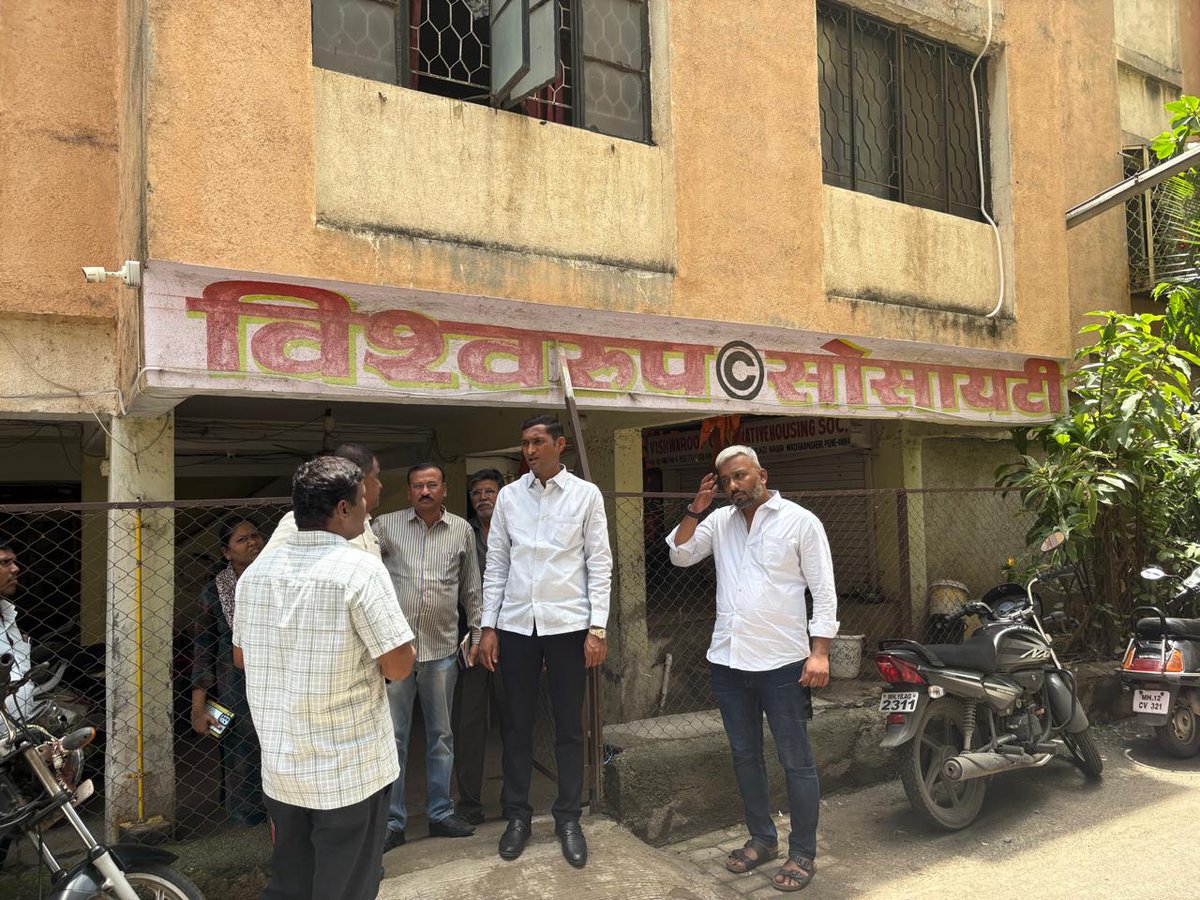 विश्वरूप सोसायटी व ओम गंगोत्री सोसायटी परिसरातील नागरिकांकडून पिण्याचे पाणी दूषित येत असल्याची तक्रार दिली होती.यासंदर्भात सदरठिकाणी भेट दिली.नागरिकांशी प्रत्यक्ष संवाद साधून त्यांच्या समस्या जाणून घेतल्या.संबंधित अधिकाऱ्यांशी संपर्क करून त्वरित उपाययोजना करण्याच्या सूचना दिल्या.