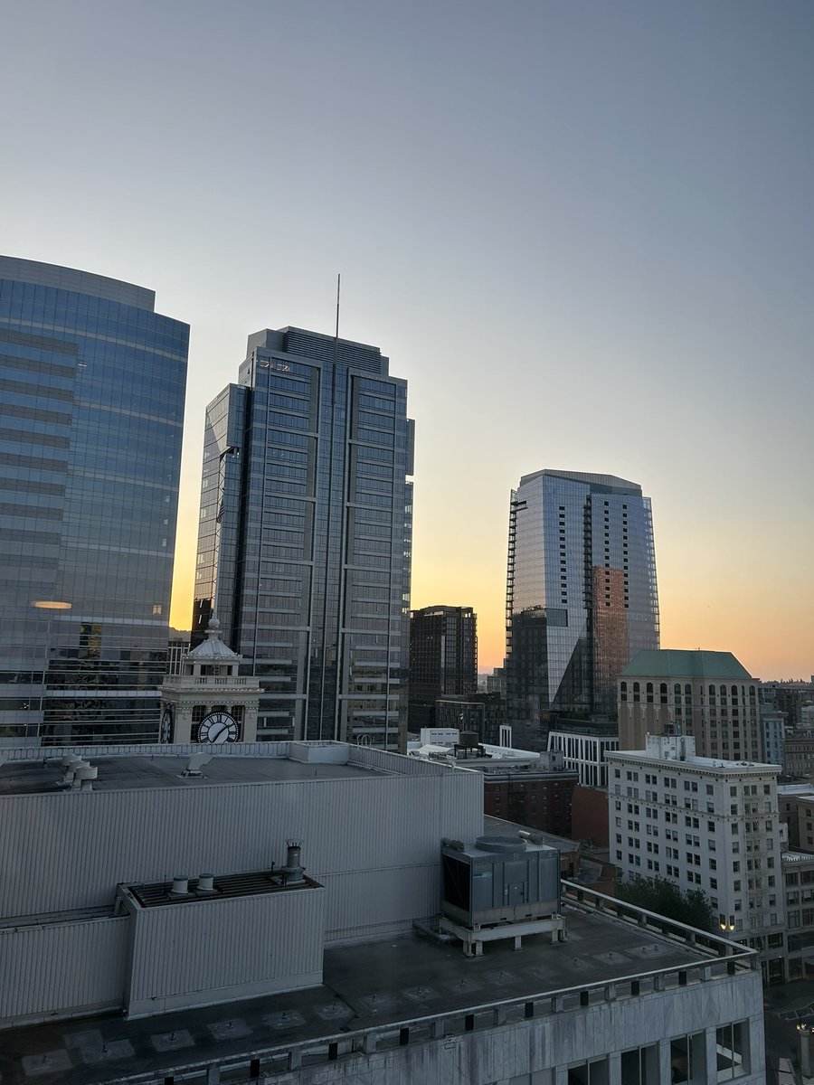 TheSaffronSmith's tweet photo. Well hello there, Portland ๐ #DatePortland https://t.co/h3lTDN0RgI