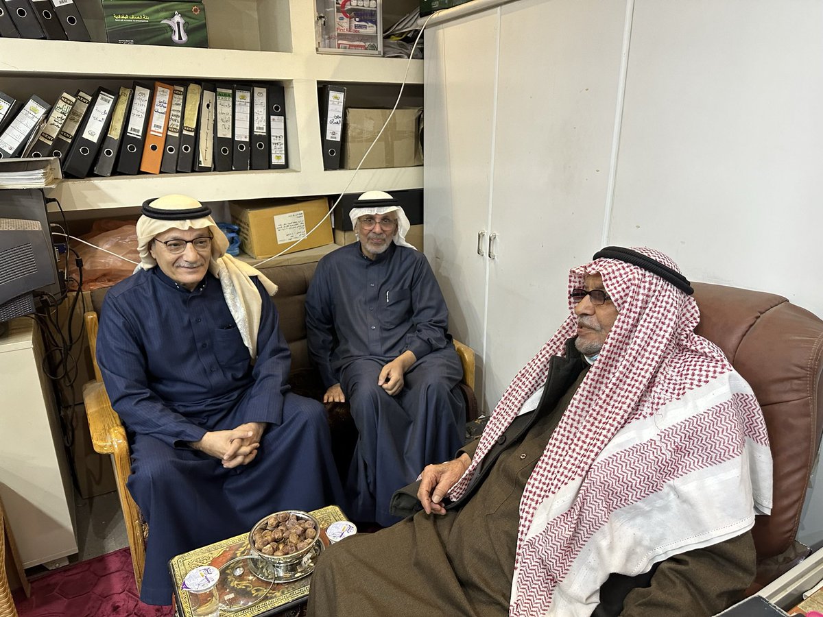 رحم الله والدنا الغالي #عبدالعزيز_محمد_العساف وغفر له واسكنه جنات النعيم.. منزل الفقيد في حي لبده كان بمثابة منزلي الثاني بوجود ابن الفقيد وصديق العمر الدكتور محمد خصوصا في ايام الاختبارات النهائية للمواد العلمية في سنوات المرحلة الثانوية .. 

الصورة لآخر لقاء به قبل عامين في