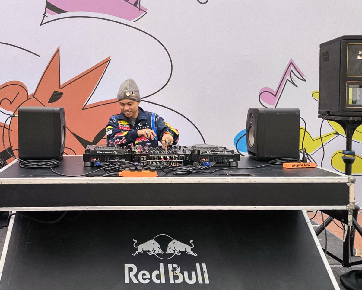 shottgundan's tweet photo. "Play ka nga sir, yung malakas yung bass"

Friendship Stage tech really thought that I'm from @redbullph 😅

Couldn't find my flash drive after this tho 🫠 https://t.co/opu4EcD7OX
