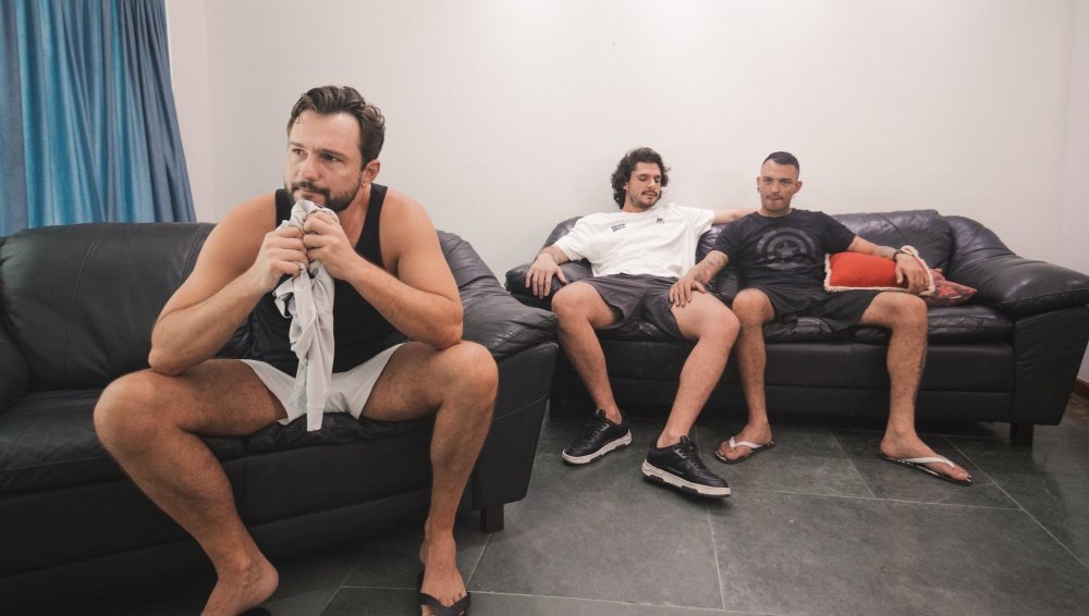 Até o momento, é o melhor pornô do ano! De tempos em tempos, a Irmãos Dotados consegue entregar algo bom.

O enredo já virou um clichê pela produtora (incesto como sempre), mas que funciona graças aos atores que entregam carisma e ótimas performances. Isso aqui é OURO!

Nota 10