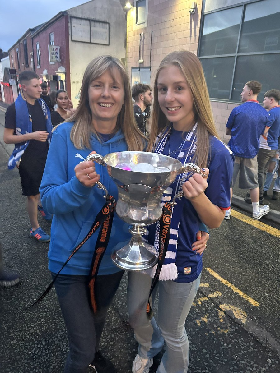 KeiraHolly's tweet photo. ending the best day in envy with the players #oafc https://t.co/Uqr2CYWinA