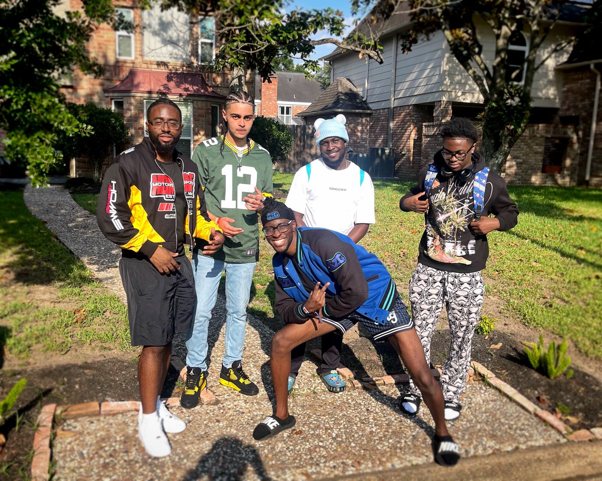 YourSAGEz's tweet photo. Calm needed vacation and motivation, nice meeting the bros fr🥸 https://t.co/ZruzeKkZL3