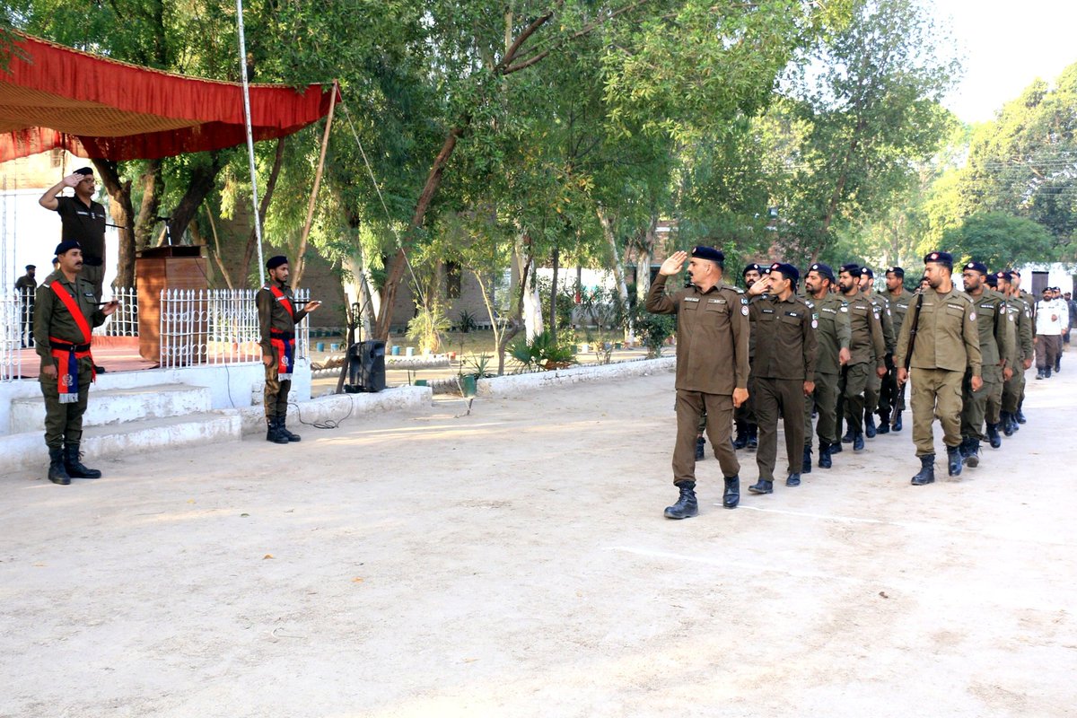 NankanaPolice's tweet photo. ڈی پی او ننکانہ کی ہدایت پر ڈسٹرکٹ پولیس لائن ننکانہ میں جنرل پریڈ کا انعقاد۔ ڈی ایس پی لیگل محمد نعیم نے جنرل پریڈ میں سلامی لی۔ پریڈ کا معائنہ کیا، پولیس افسران و جوانوں کا ٹرن آؤٹ چیک کیا۔

#PunjabPolice #nankanapolice #dponankana #SalamPolice #generalprade https://t.co/ry2vePGK3I
