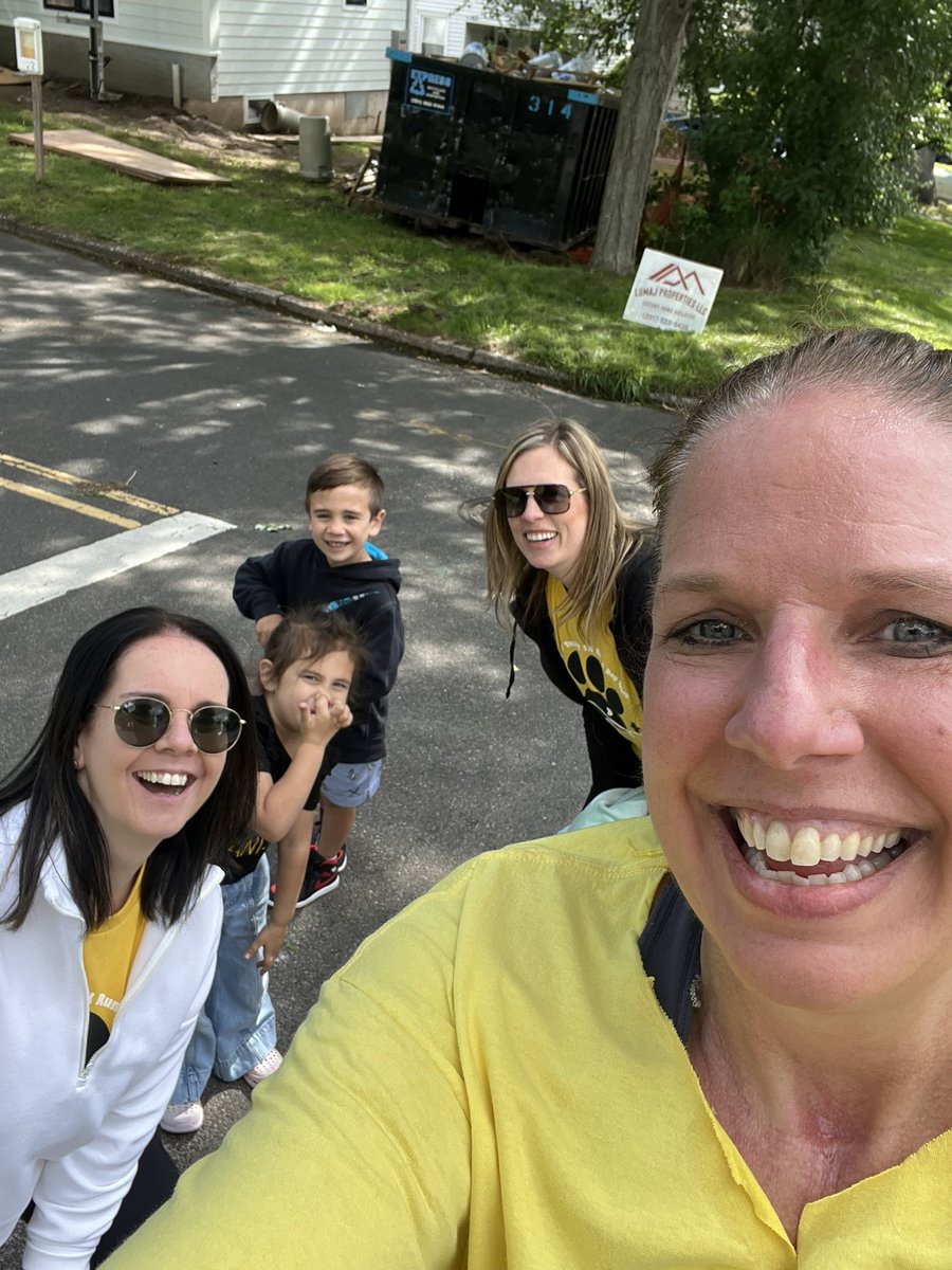 Tenafly5K seeing friends along the way! Go Smith!