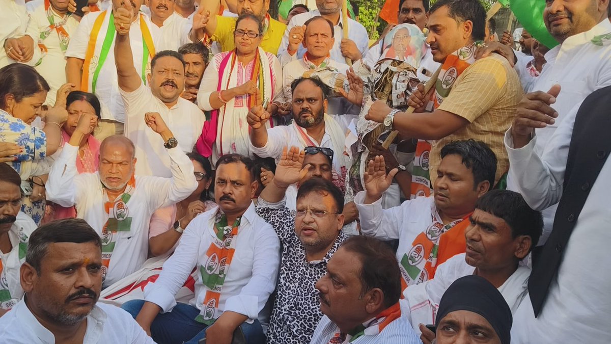 AmarAzadd's tweet photo. बिहार मे दलित समाज पर अत्याचार बढ़ गया है मुजप्पहरपुर जिला की दलित छात्रा की गैंग  रेप कर हत्या कर दी गईं थी, पीड़ित परिवार को न्याय दिलाने के लिए @INCBihar के अध्यक्ष जी के साथ पीड़ित परिवार को न्याय दिलाने के लिए आंदोलन करते हुए. @Allavaru @INCIndia @RahulGandhi @nsui https://t.co/TenjaEgxkA