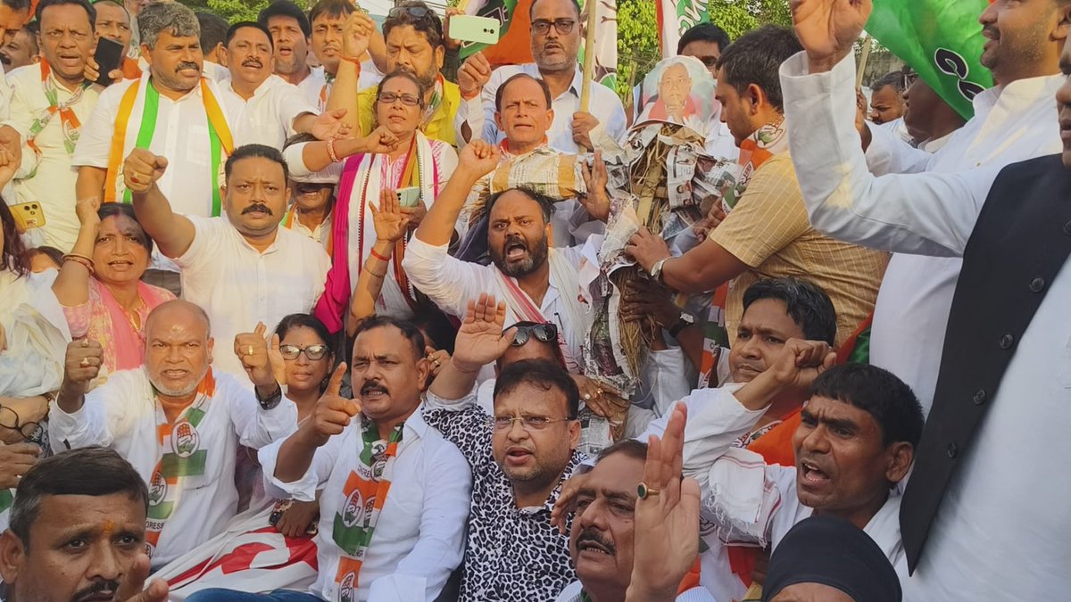 AmarAzadd's tweet photo. बिहार मे दलित समाज पर अत्याचार बढ़ गया है मुजप्पहरपुर जिला की दलित छात्रा की गैंग  रेप कर हत्या कर दी गईं थी, पीड़ित परिवार को न्याय दिलाने के लिए @INCBihar के अध्यक्ष जी के साथ पीड़ित परिवार को न्याय दिलाने के लिए आंदोलन करते हुए. @Allavaru @INCIndia @RahulGandhi @nsui https://t.co/TenjaEgxkA