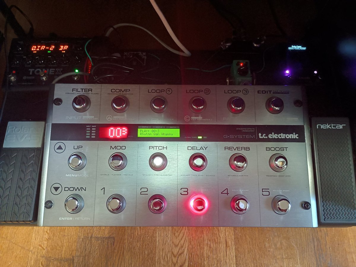 kacom55's tweet image. #エフェクターボード 
#Gsystem #TONEXPEDAL #HXONE  #TSMINI
730×420でデカ重いが、自作の為まだ軽い。
これくらいじゃないと結局押し間違える事に気づいた。
音は良いねぇ〜