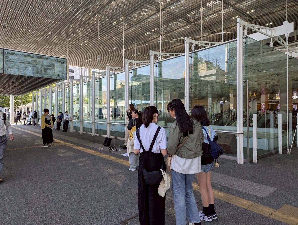 昨日は急でしたが川崎路上ありがとうございました🥹初見さんが配信見て駆けつけてくれたり、中学生くらいの女の子が500円入れてリクエストしてくれたり、感動の連続😭✨️毎回心が温まります🥲︎💕︎︎💕︎
路上がんばりたいので今月またどこかで川崎行きます！！！
さぁ今週は大阪路上🎙楽しみ😍