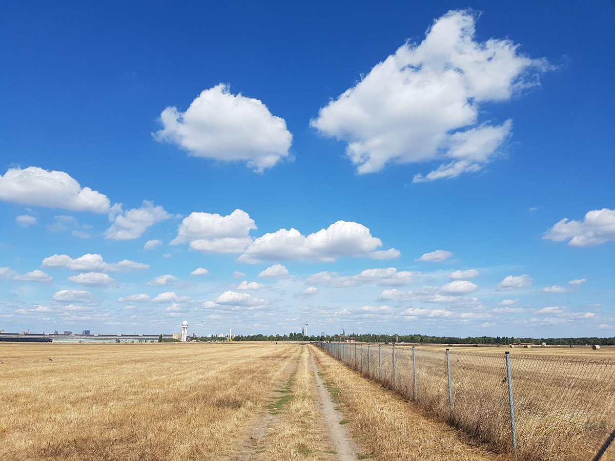 GM⛅️

#littlefluffyclouds #Berlin #Southside #touching #clouds