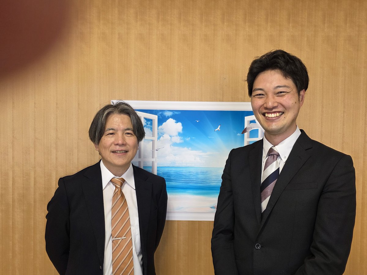 6月1日付で准教授に昇進した山本大貴さん（英語教育）の辞令交付を行いました。副学部長での酒井英樹さんも同席しましたので、併せて撮影しました。酒井さんとの写真の左上の影は、同じ副学部長の茅野公穂さん（数学教育）です。