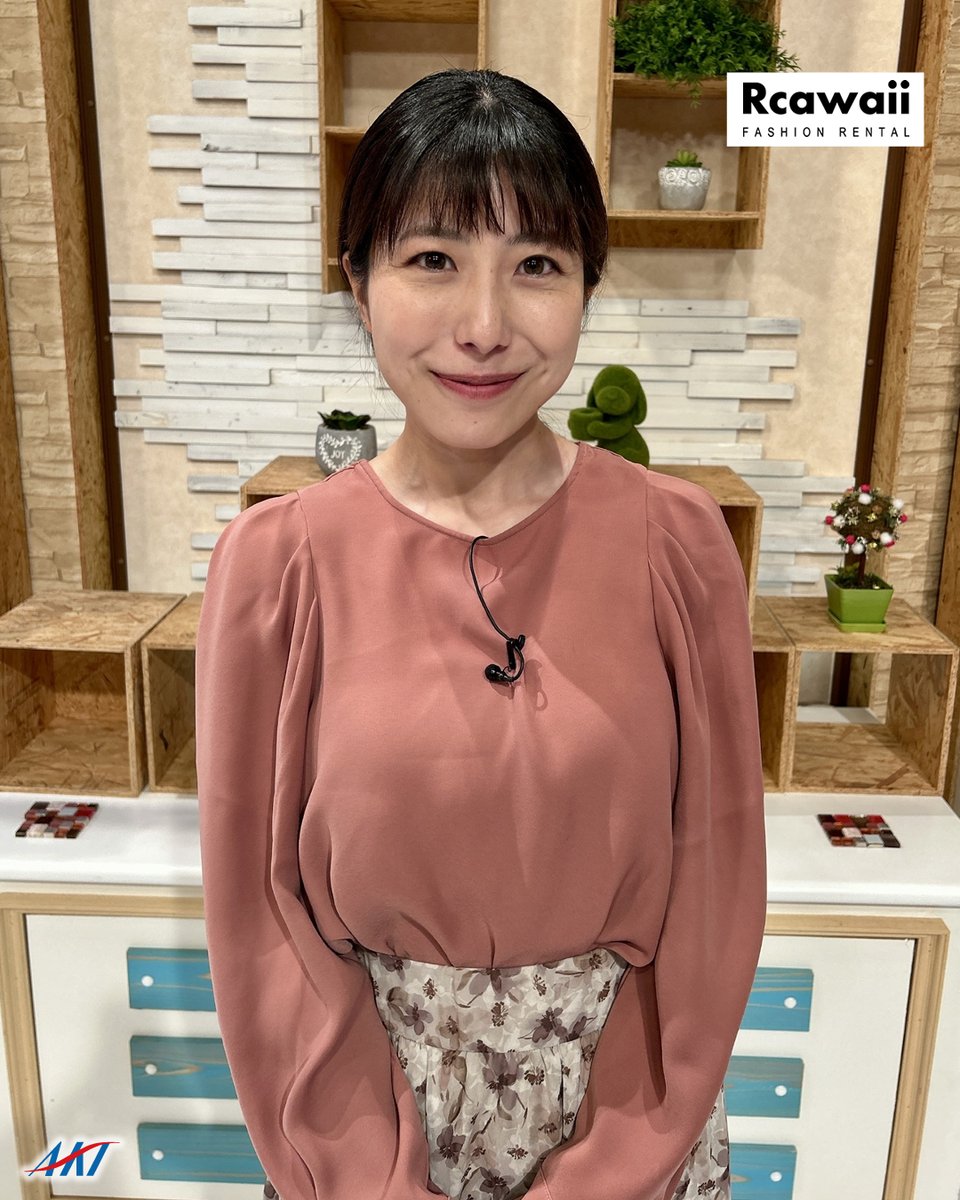 akt8_content's tweet photo. #佐藤愛純アナウンサー の
#JAみどりの広場📺#Rcawaii 様コーディネート🎀

5/24
くすみピンクの可愛らしいいコーデ
腰の位置を高く見せてくれるスカート👏

5/31
ブラウスのリボンがポイント🎀
淡いピンク色で可憐な雰囲気に
シースルースカートも夏らしい⛱

#秋田県 #秋田テレビ #広告 #PR https://t.co/qCrif0VzKZ