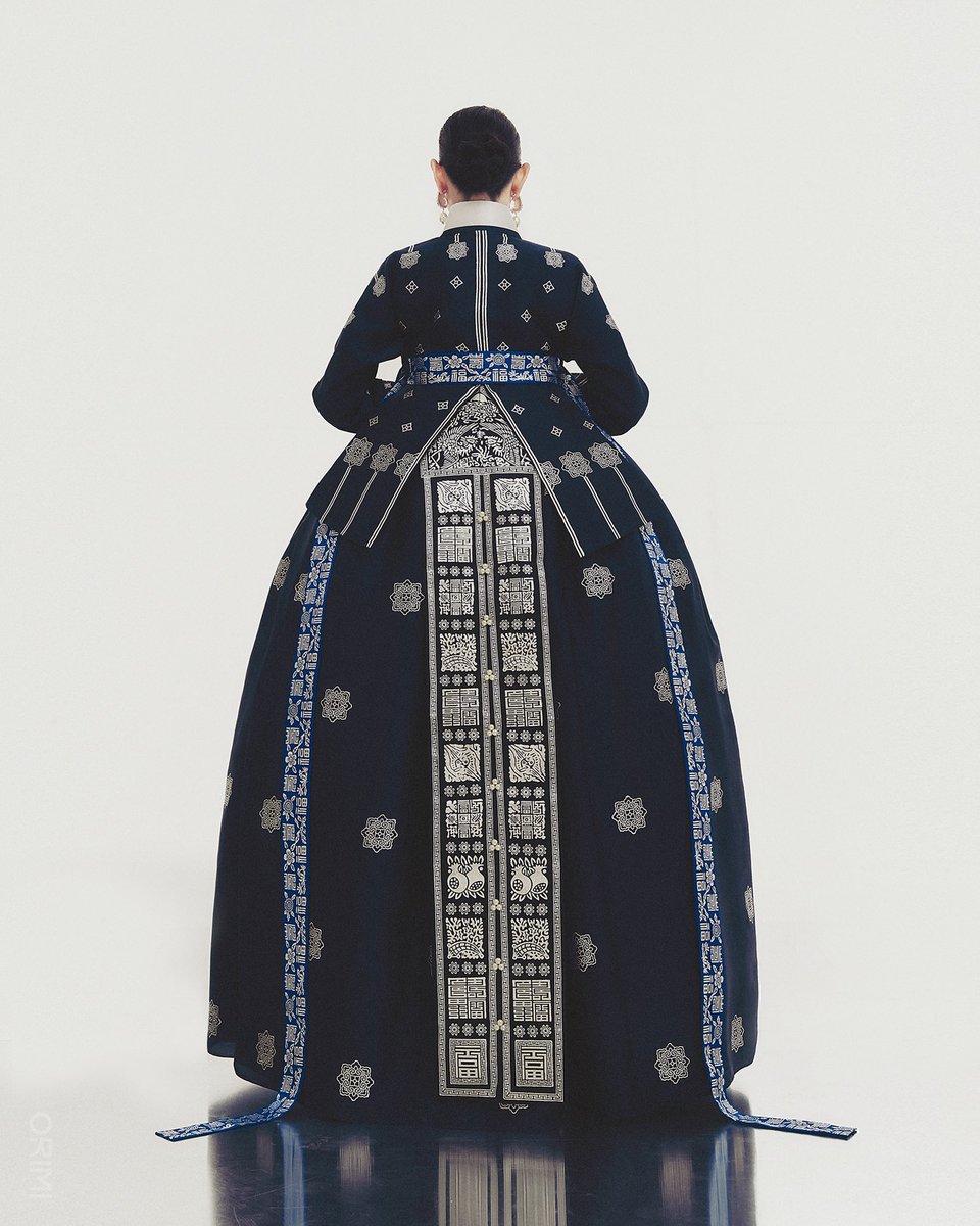 Tradition Reimagined- 
전통과 현대가 만난 한복은 오리미가 표현하는 현재의 드레스입니다.