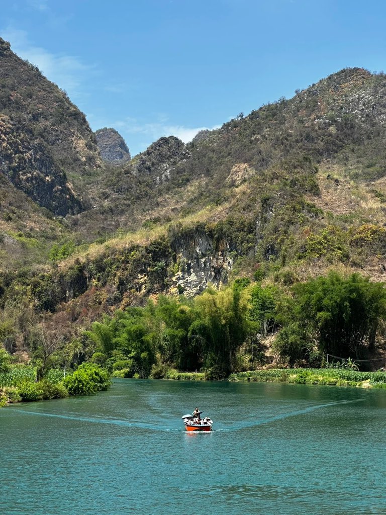 Helloguangxi1's tweet photo. Hechi, Guangxi—where rivers carve through lush mountains and tradition flows as deep as the valleys. A land of quiet beauty and cultural roots. 🏞️🌾
#Hechi #Guangxi #ExploreGuangxi #HiddenChina #ChinaNature #MountainViews #CulturalChina #GreenChina #BeautifulChina #TravelGuangxi #AuthenticChina