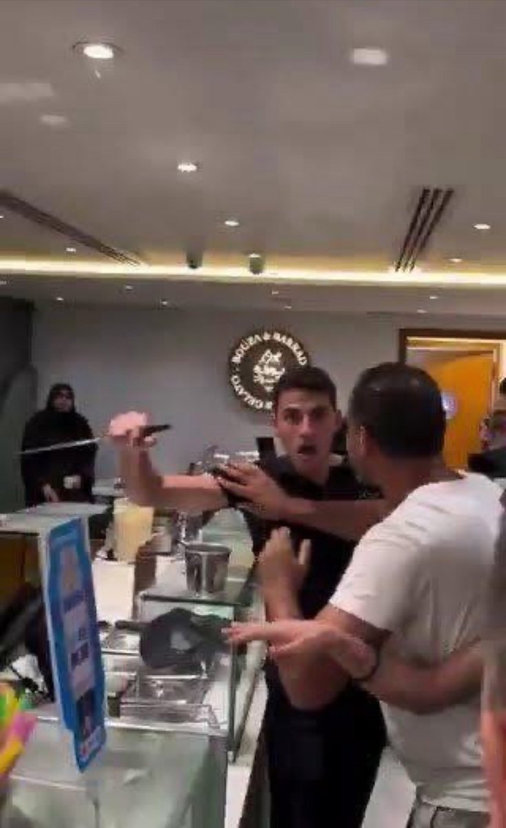 المحل ده بتاع فلسطيزية لاجئين من غزة فاتحين بدون اى اوراق طبعا كالعادة فى مدينة نصر قدام جنينه مول رفعو السلاح امبارح على مصرية غلبانة عشان كانت راكنة قدامهم وقفلو عليها مع شتايم منتقاة لمصر والمصريين خرجو طبعا من القسم كالعادة مع تحيات برلمان الشاورما وحكومة اللاجئين!