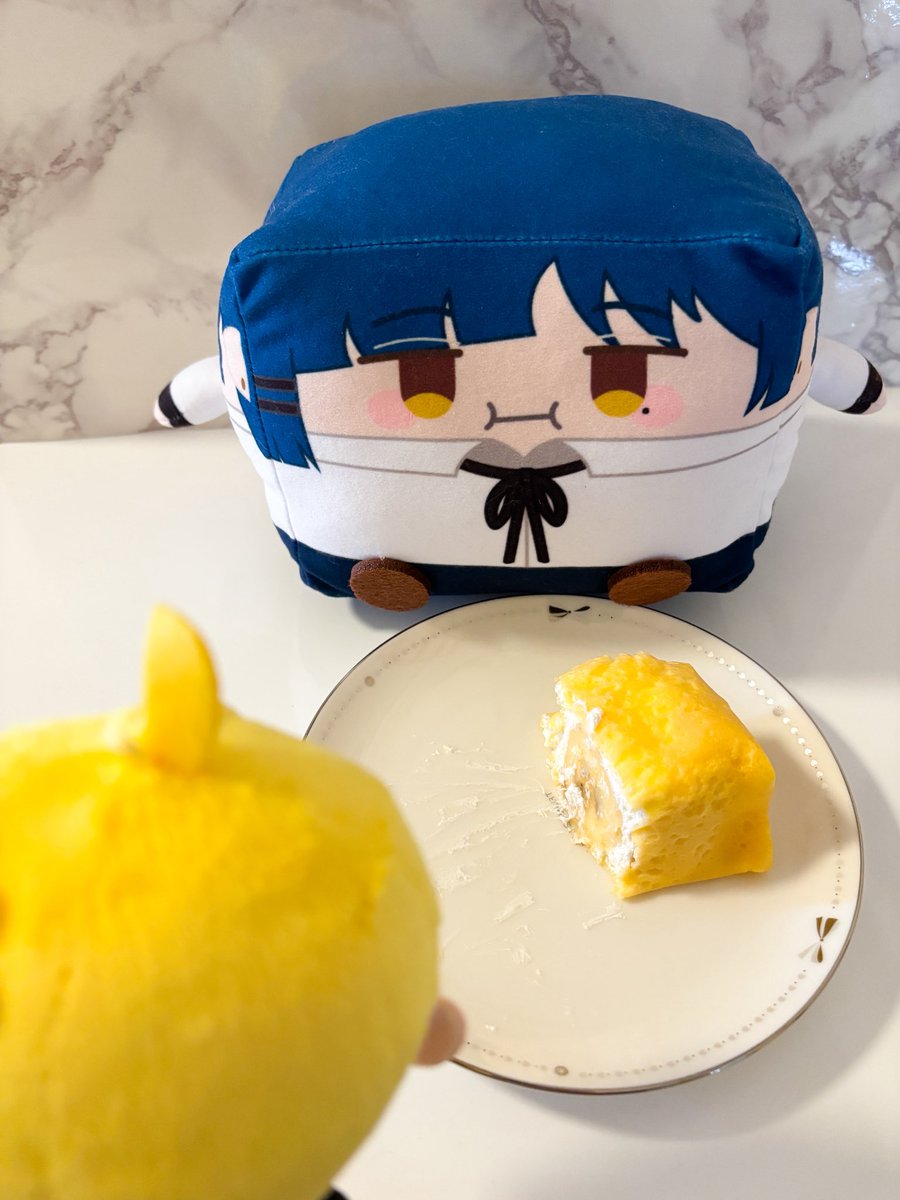 「大槻さんの誕生日だからお祝いにバナナクレープ買ってきたよ〜！それじゃ大槻さん呼んでくるからちょっと待ってて。あ、食べちゃダメだからね！」
「わかってる」
(……玉子焼きにしか見えないけどこれ本当にバナナクレープ？)
「リョーお待た…おい」
「虹夏、これちゃんとバナナクレープだった」