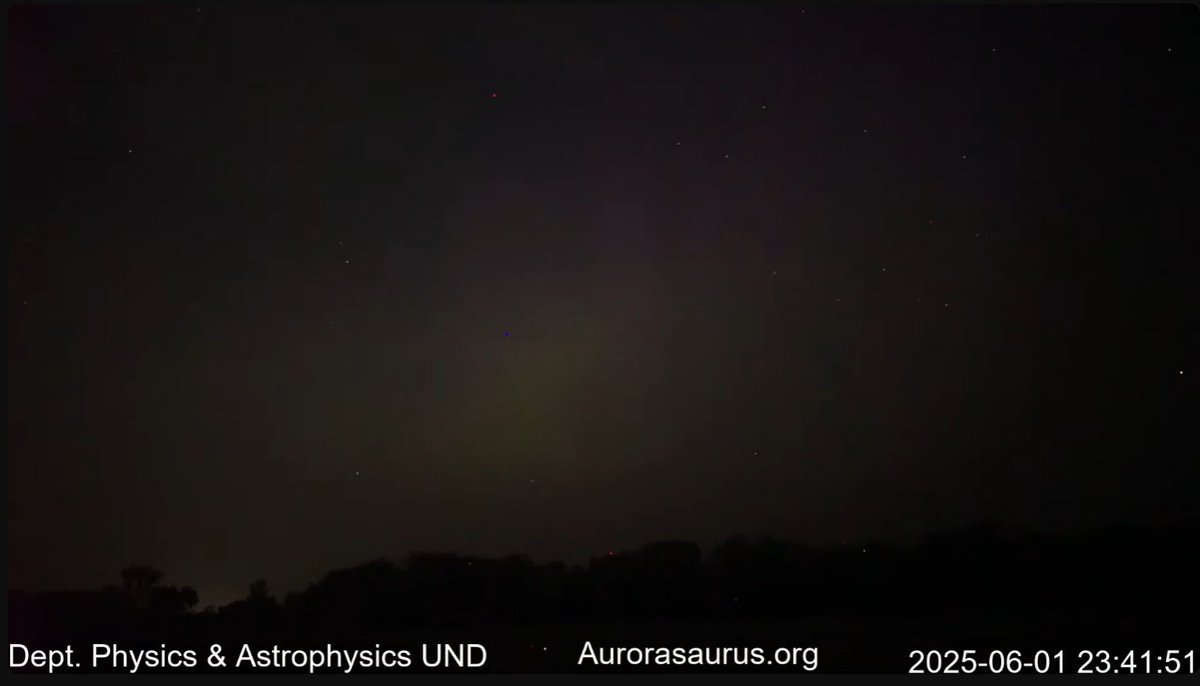 At least #aurora is getting stronger in the skies over North Dakota, USA, but it is still very diffuse and "misty." If the #solarstorm continues with southward field for a bit longer, we just might start seeing some nice shows during these substorm brightenings!