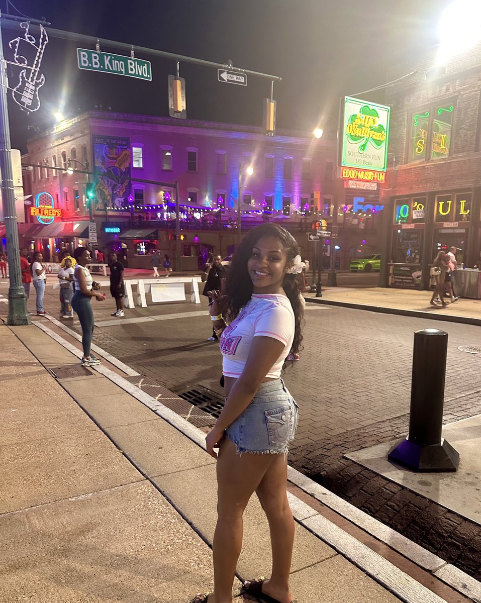 raridaforeign's tweet photo. Walking in Memphis 💖 https://t.co/ptEjZEdeiy