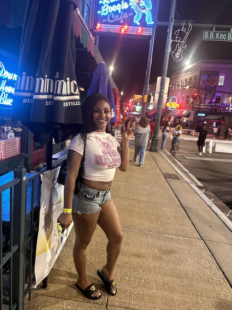 raridaforeign's tweet photo. Walking in Memphis 💖 https://t.co/ptEjZEdeiy
