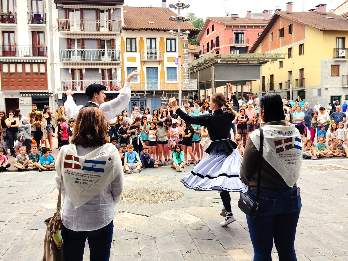 Aiztondo eta El Salvadorreko Segundo Montes komunitatearen arteko senidetzeak indartsu jarraitzen du eta elkartasun internazionalistaren eredu da.
Ohorea izan da Donatila eta Kenia emakume borrokalari salvadortarrak gure artean izatea. 
¡Adelante compañeras!✊🇸🇻
#Elkartasuna