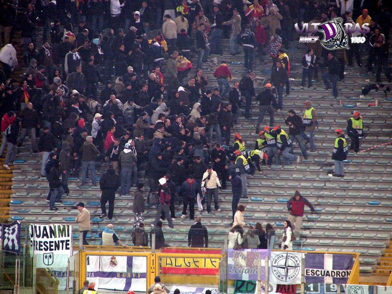 2007/08 Roma - Real Madrid.

La afición madridista disfruta del partido de Copa de Europa en el Olímpico de Roma.