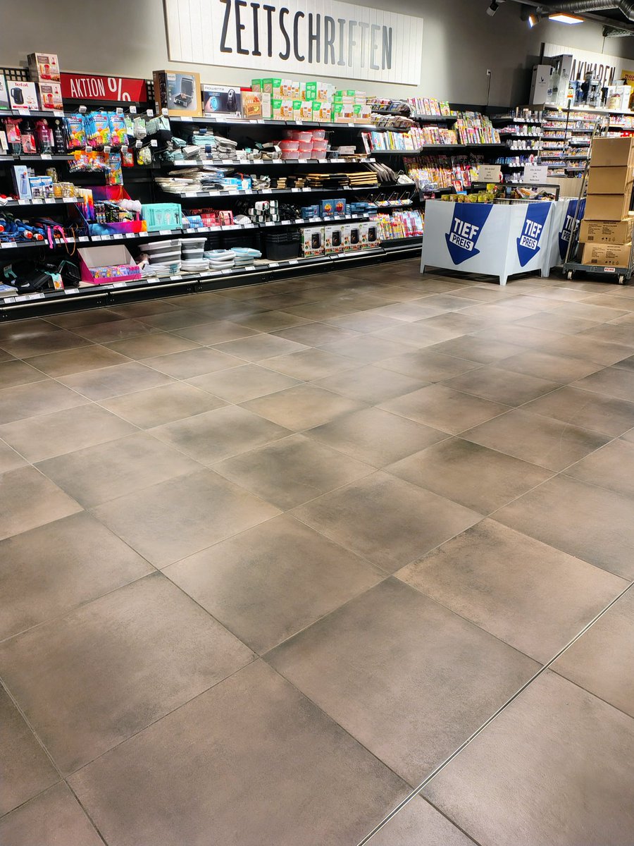 Rewe macht Platz für Weihnachtsartikel.