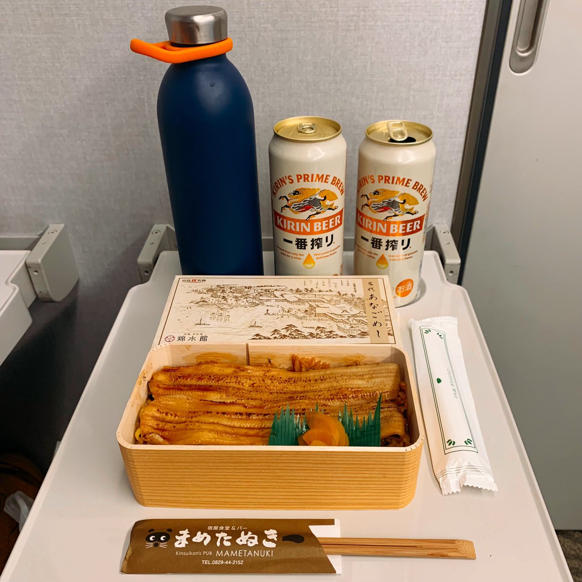 広島観光最後のグルメは宮島で買った｢あなごめし｣これも名物だよね！フワフワの穴子が美味すぎ〜(*´～｀*)ŧ‹"ŧ‹"ŧ‹"💞タレも上品でこりゃ大ファンになったわ✨️少々お値段が張るのも納得σ(-ω-*)🍺もススムススム🎶

嗚呼〜いい旅だった😊今度はLIVEの無いときにまた行きたいね〜•*¨*•.¸¸♬︎