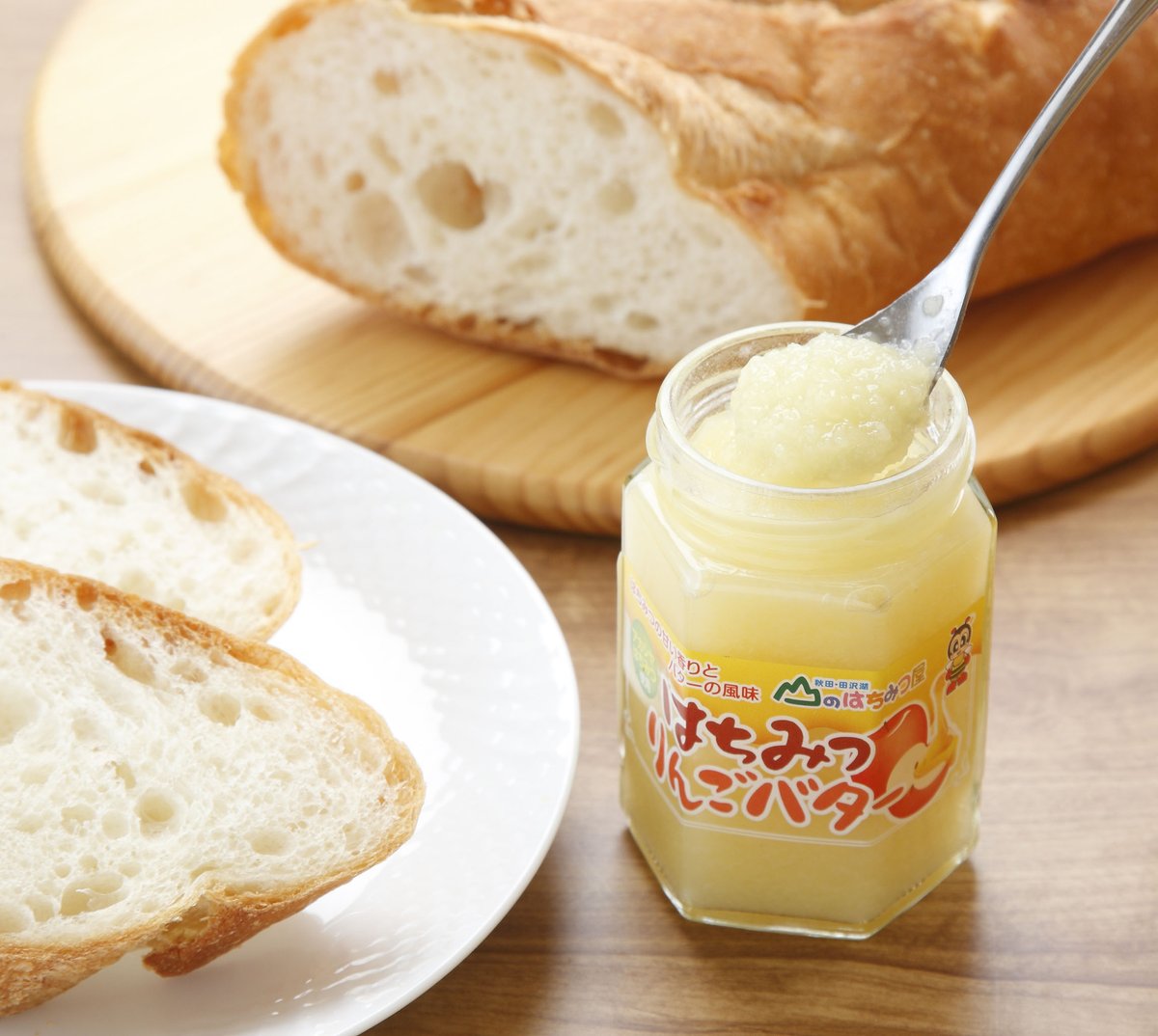 りんごがシャキッ！
『はちみつりんごバター🍎』

国産りんごの風味を生かしたふんわりとやさしい味。バターなのにりんごのシャキシャキ感があって、トーストはもちろん、シナモンをかけてオーブンで焼くとまるで焼きリンゴ♪
[shop.bee-skep.com/SHOP/0691.html]

 #秋田 #田沢湖 #山のはちみつ屋