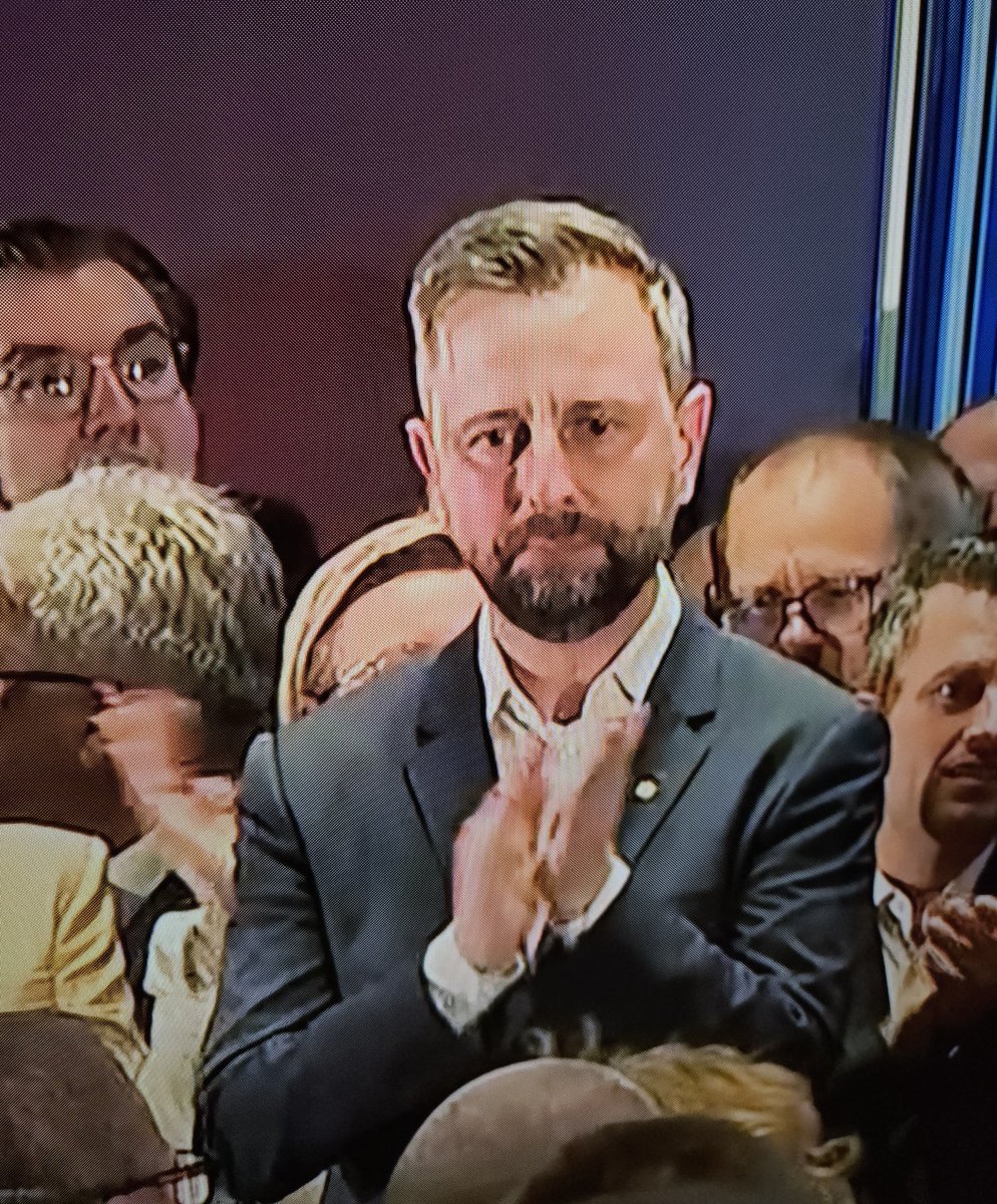 Płacz Władek, nie wstydź się bo jak prawdziwy chłop płacze to musi być święto.