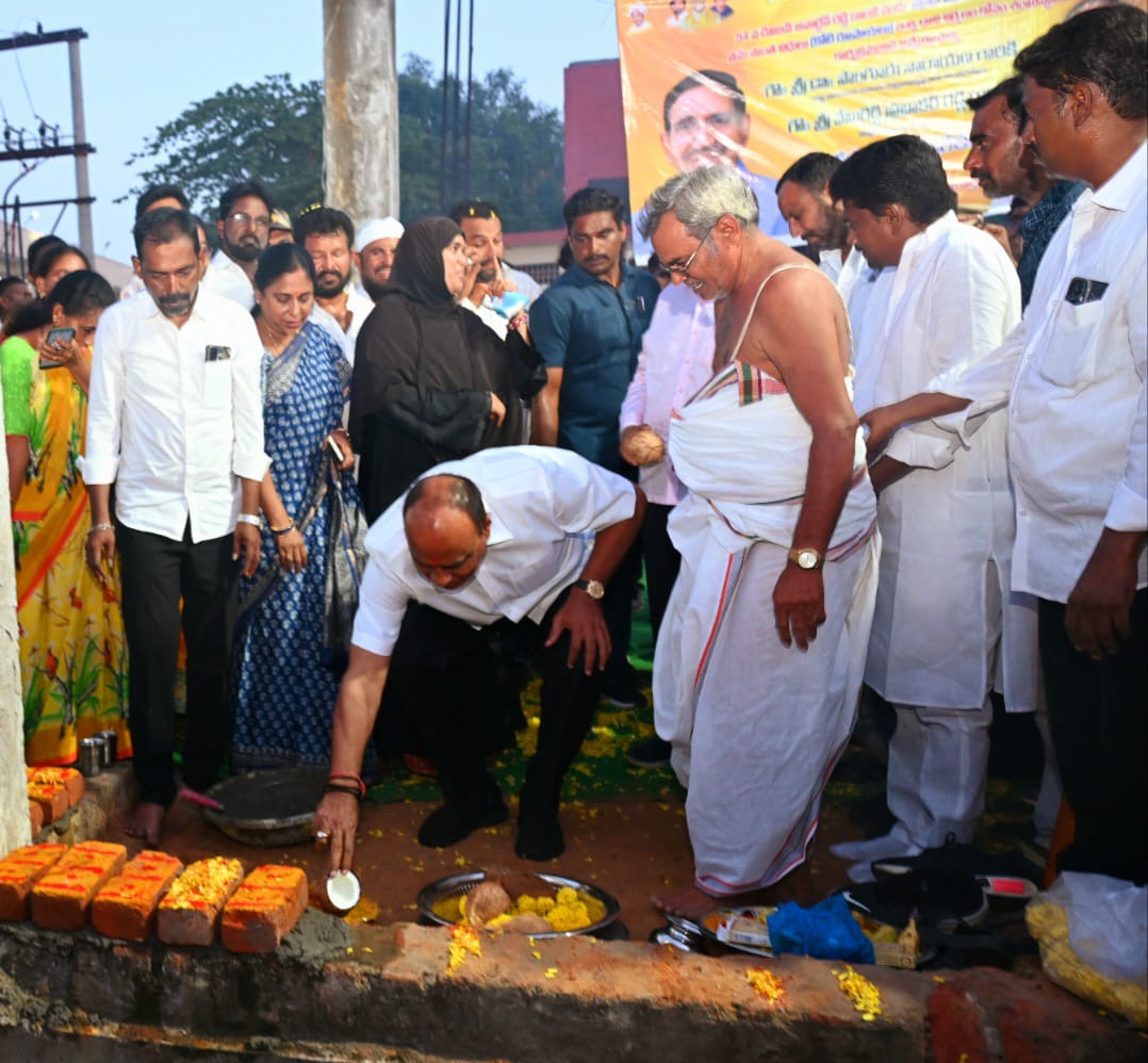 vpr_official_'s tweet photo. ముస్లింల అభివృద్ధికి టీడీపీ కట్టుబడి ఉంది.

నెల్లూరు 54వ డివిజన్‌లో షాదీ మంజిల్ పనులు పునఃప్రారంభం! ఎంపీ వేమిరెడ్డి గారు &amp; మంత్రి నారాయణ గారు రూ.1 కోటి నిధులతో ప్రారంభించారు. 

#VemireddyPrabhakarReddy #VPR #NelloreMP #TDPForMinorities #NelloreDevelopment https://t.co/8uR6FSgMxN