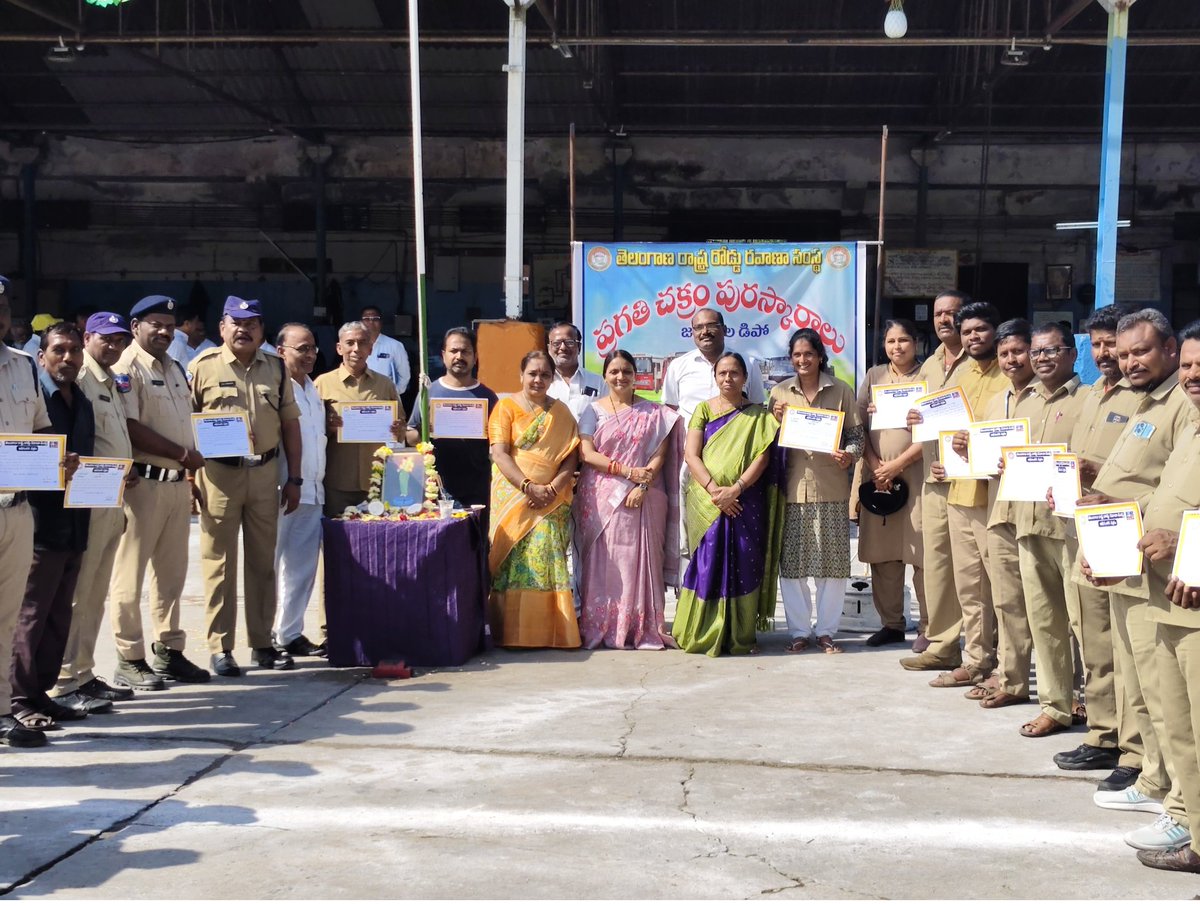 Dm_Jgtl_tgsrtc's tweet image. 🇮🇳 Celebrated #TelanganaFormationDay with pride at #JagtialDepot!
Flag hoisting, state anthem, inspiring words by Depot Manager &amp;amp; awards for dedicated staff.
Together for a stronger Telangana! 💪
#PrideOfTelangana #TGSRTC #Telangana#JGTL DEPOT