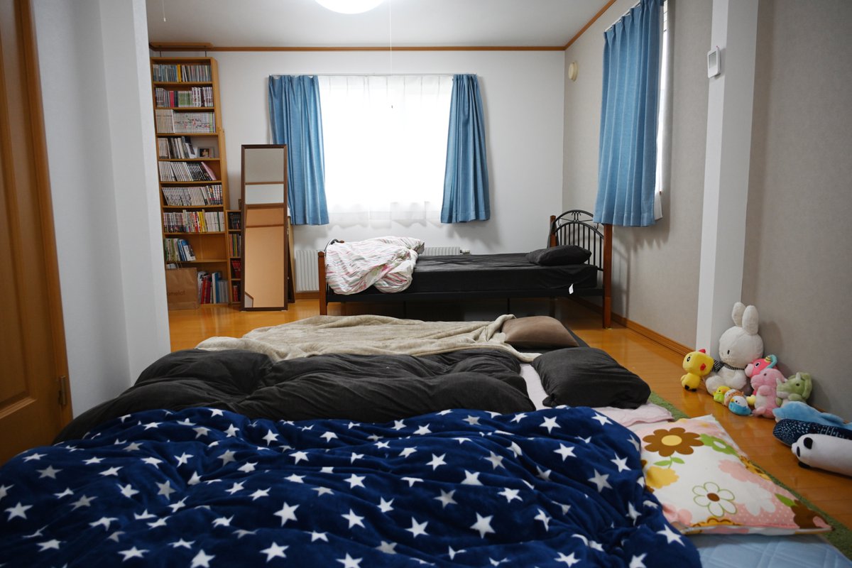haikeiphoto's tweet photo. 生活感のある一般家庭の資料集！
【今日の背景用無料画像】
「一軒家２」
https://t.co/NmQoXA790F
トレス・加工OK
玄関、リビング、キッチン、
子供部屋、仕事部屋、トイレ、
浴室など約270枚掲載
購入者には全写真データ送付
写真一覧
https://t.co/xMsttxbetQ

#初夏の創作クラスタフォロー祭り https://t.co/x8oSggyB8T