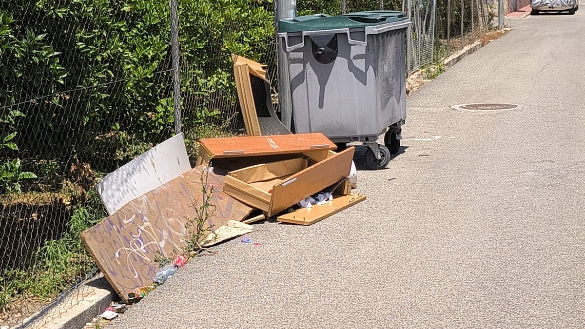 <a href="/BarriomarObs/">The Barriomar Observer</a> Así tenemos gran parte del barrio.
Y dice <a href="/Rebepl/">Rebeca Pérez</a> que se realizó un "mapeo" de las zonas de vertido y que se recogen los enseres por la noche...
Estos enseres llevan ya semanas, se llama <a href="/mucsostenible/">Murcia Ciudad Sostenible</a> y nada. <a href="/murcia_lab/">MurciaLAB</a>