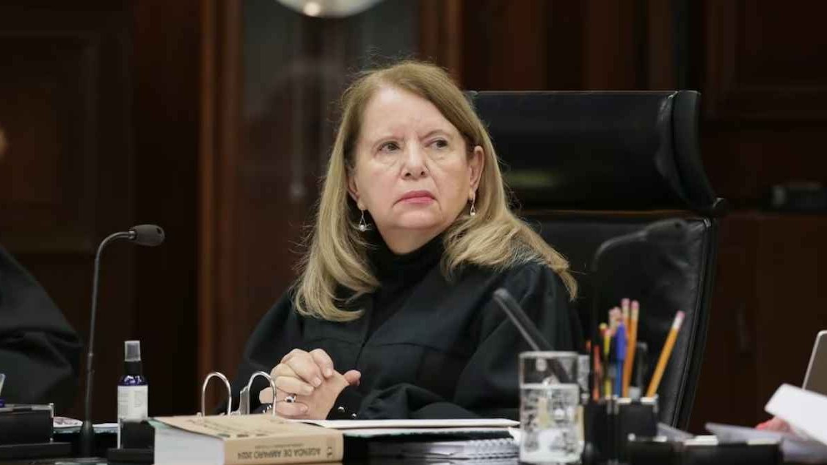 Juan_OrtizMX's tweet photo. 🗳️📌 CONTEO DE VOTOS DE LA ELECCIÓN JUDICIAL: SUPREMA CORTE

1. Hugo Aguilar, 4.8%
2. Lenia Batres, 4.7%
3. Yasmin Esquivel, 3.8%
4. Loretta Ortiz, 3.8%
5. Maria Estela Rios, 3.6%
6. Isaac De Paz, 2.8%
7. Federico Anaya, 2.6%
8. César Mario Gutierrez, 2.5%
9. Natalia Tellez, 2.3%

Solos los seis primeros podrían ser Presidente de la SCJN (se turna cada 2 años, de los que tuvieron más a menos votos).

Corte: 10:50 PM
Conteo: 2.6%