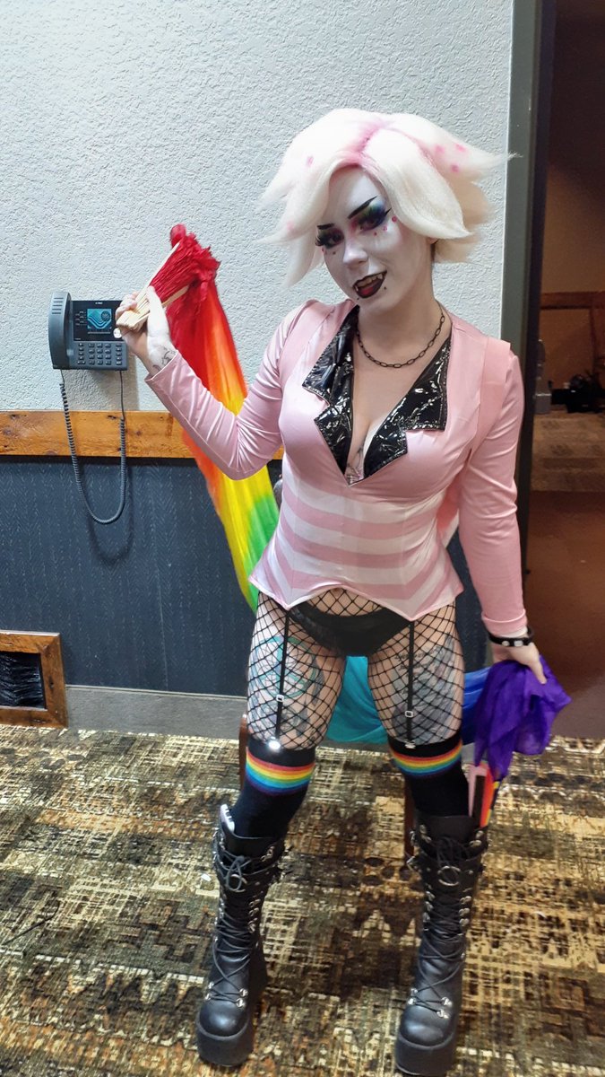 Gen_Vagueness's tweet photo. This tweet never went through during the con and I just realized it!
Angeldust is here! They had a rainbow (LGBTQ) flag and I got some pics of it being waved around.
#Angeldust #HazbinHotel #hellaverse #hazbinverse #LGBT #LGBTQ #cosplay #Colossalcon #Colossalcon2025 https://t.co/OB8SbS3oRD
