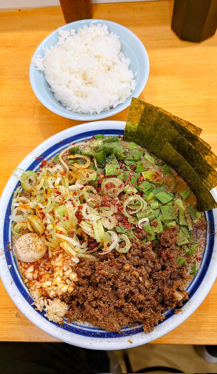 初訪問【らーめん護什番】限定『衝撃担々麺＋ライス』😍鯛出汁のスープがベースなので一口目はシッカリ魚介感じ旨❤️大量の具材に辣油と山椒が程よく絡み細麺を啜ると言うより食べる？🤣後半はライスと大量の具材と一緒に完食😋👍‼️《朝SNSで限定今日までと見てダッシュで訪問。デフォは次回😅》