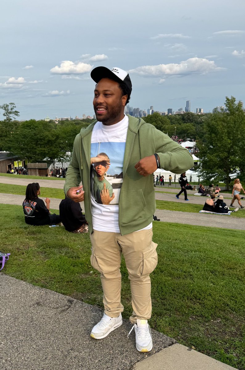 ericmass_'s tweet image. Roots Picnic was nothing but great vibes!
Got a chance to interview a bunch of people for @RapArray ✅🎤
Major love and thanks to everybody that tapped in with me!!!! 🙌🏽🫡