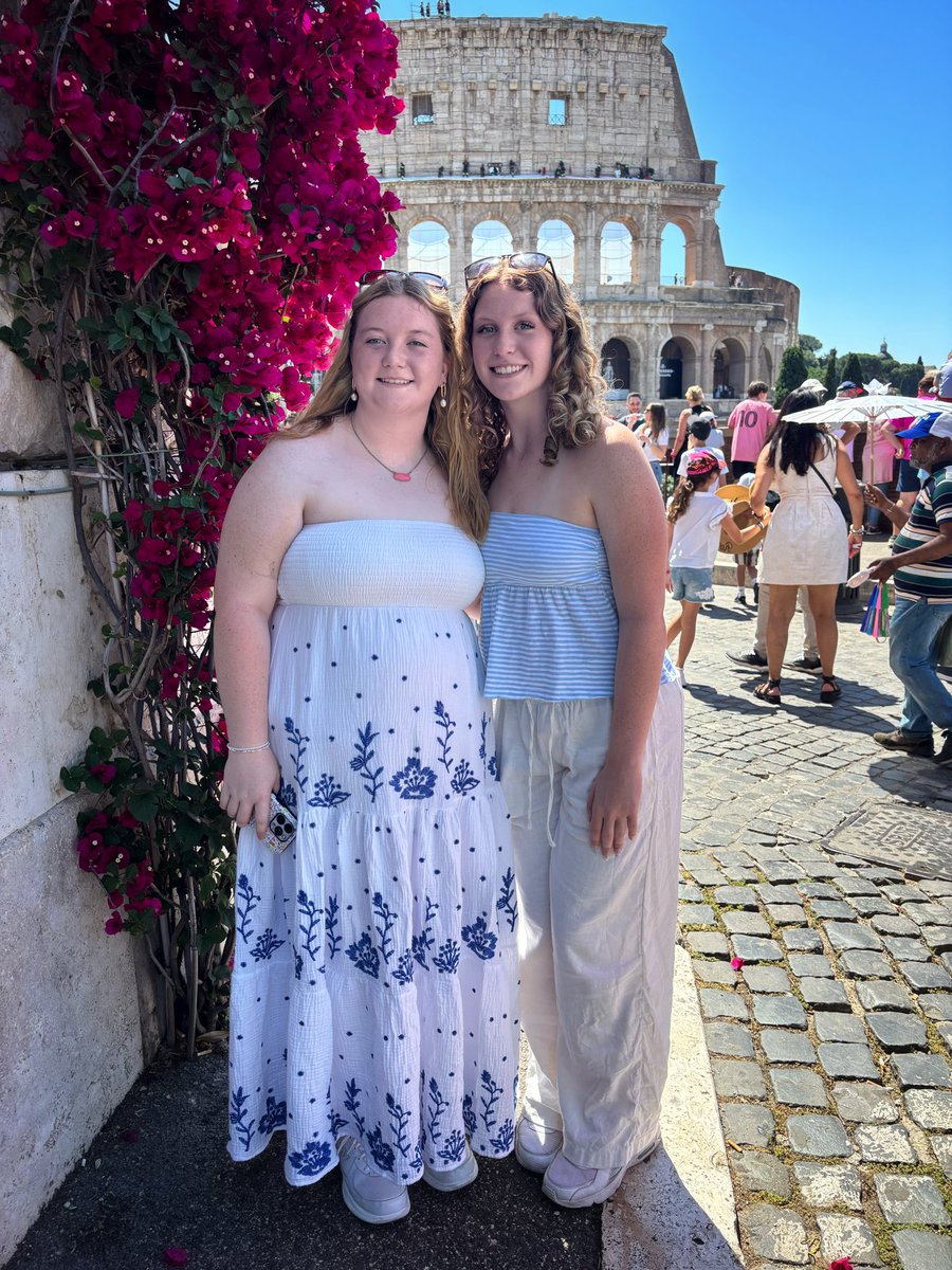 amynholmes's tweet photo. A little summer RNR enjoying the culture of others. 🇮🇹 https://t.co/p0rl1mwWVI