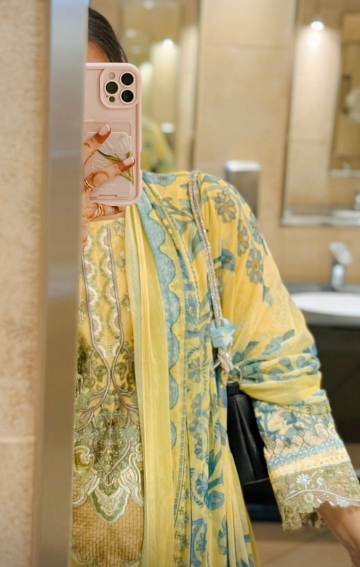 Lieee_in's tweet photo. Simple… but speaks elegance ✨
Wrapped in tradition, glowing with style 💛
A little Emirati touch, a whole lot of grace 🌿
#EmiratiStyle
#UAE
#Elegance
#ModestFashion
#GulfVibes
#DubaiLook
#KhaleejiStyle
#ArabFashion
#TrendAlert
#washingtoneye 
#Emirates
#dubai 
#Indian 
#India https://t.co/NyLA5hrEx1