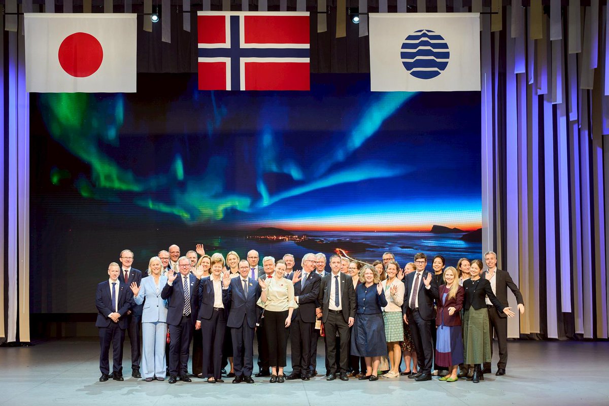 #大阪万博 ノルウェーデーが力強いスタート🇳🇴
アイデ外相とシルスタ副貿易産業相率いる🇳🇴代表団はホスト国日本の皆様に温かく迎えられました！国旗と国歌、ヘレーネ・ボクスレの素晴らしい歌声、そして🇯🇵文化とパビリオンに関する興味深い解説を受けました。#北欧パビリオン は北欧の協力の象徴です✨