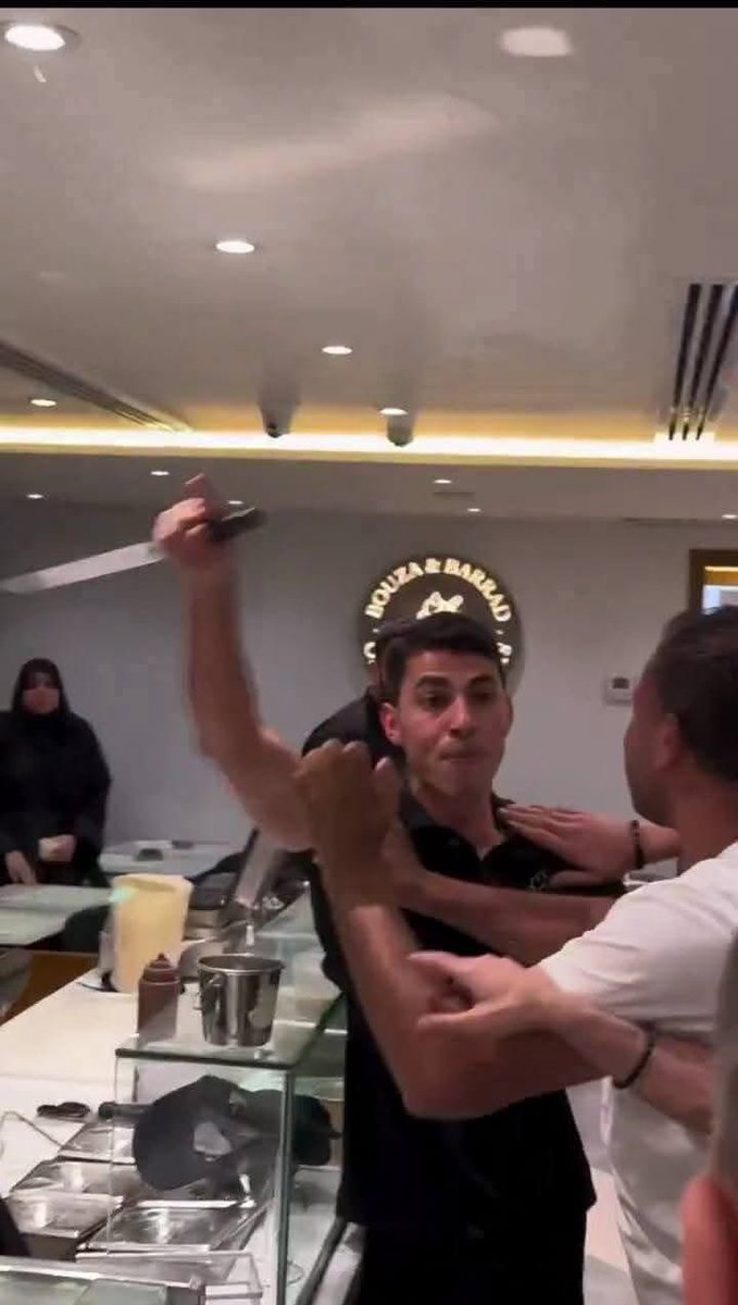 خبرين فيهم من الشيزوفرينيا يكفي كوكب 

الاول: فى مدينة نصر فلسطينى يرفع سكينة على 
سيدة مصرية بسبب راكنة سيارة!
الثاني مصري اخواني "حامل للعفن"كاسر فيزا في كولورادو امريكا "يعني غير قانوني" يعتدي على مسيرة ليهود ب ازايز ملتوف نصرة للكضية!
امتى المصري يفهم انك انت مش اولوية عند