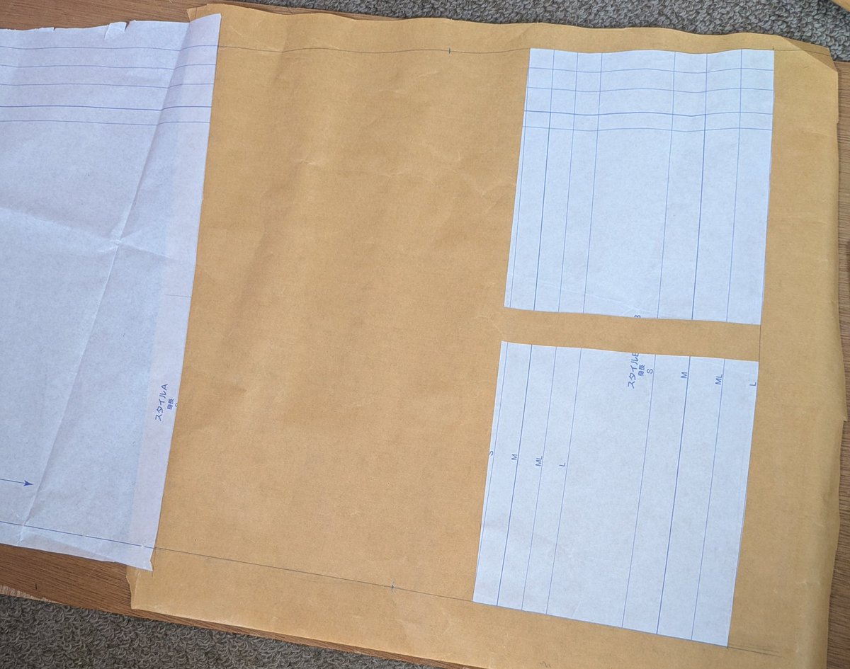 PurpleRose_Cat's tweet photo. 裁縫日和ですね。
自分の夏服を縫うべく、既製の型紙を改造中です。（笑） https://t.co/TwXWsiRFIH
