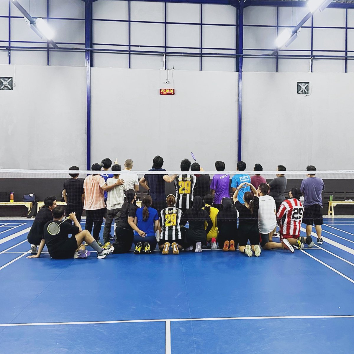 Selepas olahraga bareng kawan-kawan, kurang lengkap rasanya kalau tidak ditutup dengan foto bersama.

eh, begini kan?
