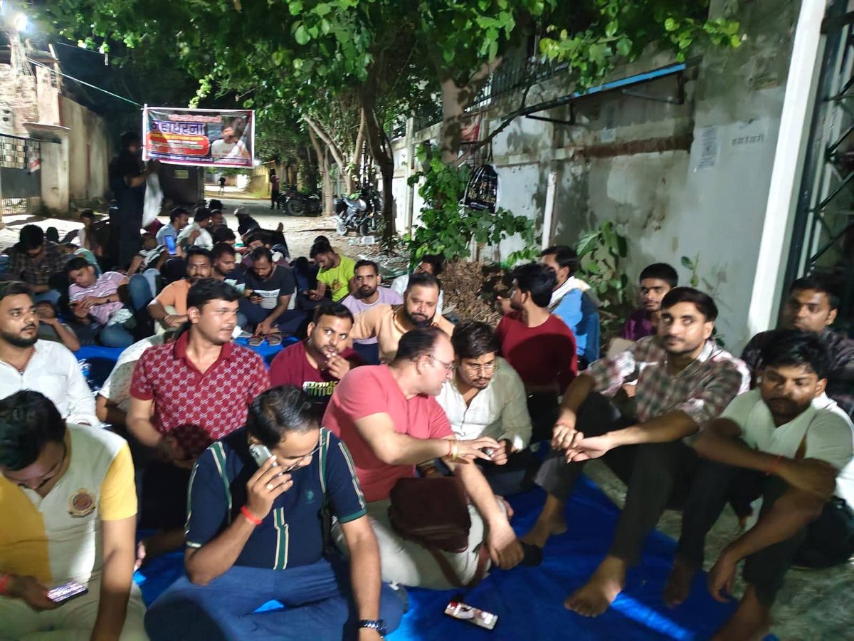 Alokm70's tweet image. उत्तरप्रदेश के बीटीसी प्रशिक्षुओं ने ठाना है,
इस बार शिक्षक भर्ती लेकर ही घर आना है
#2जून हमेशा याद रक्खा जाएगा 
@myogiadityanath 
 #release_Upprt_vacancy